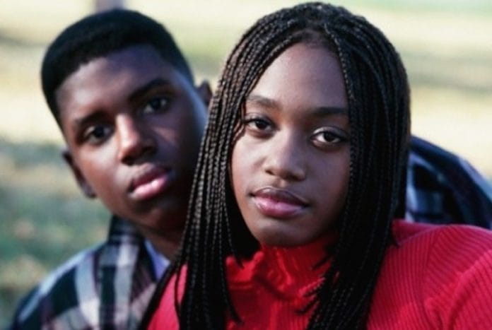 Est représentée sur la photo, deux adolescents noirs, une fille et un garçon.